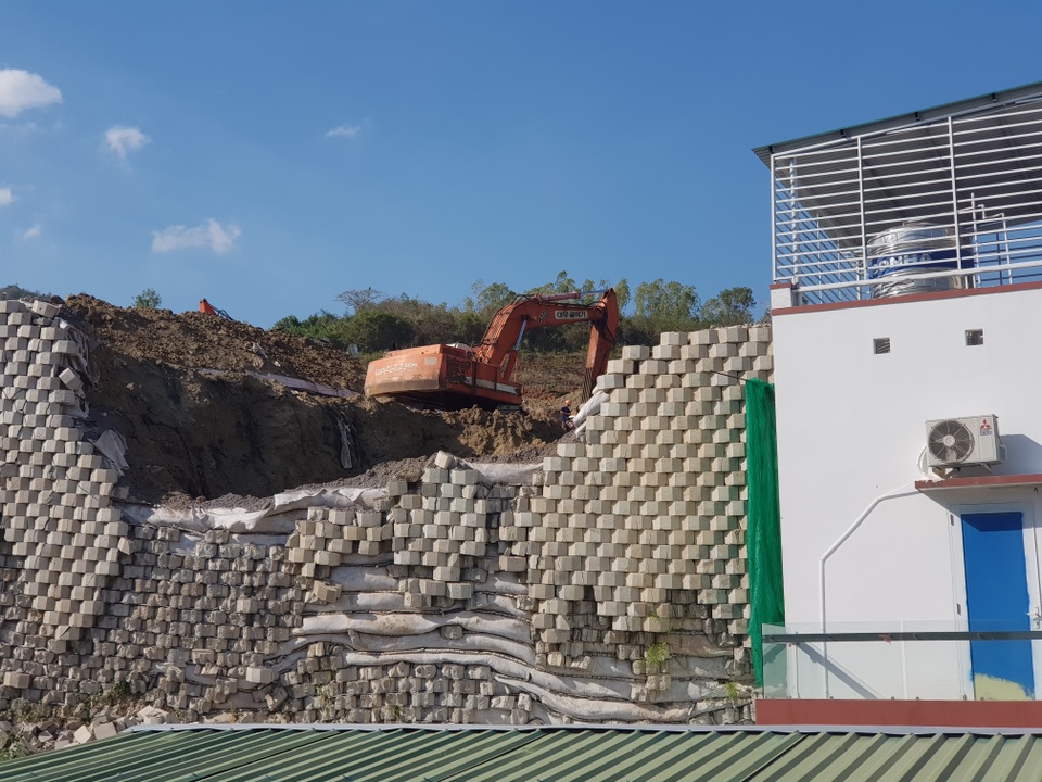Khánh Hòa: Giám sát việc tháo dỡ bức tường chắn “khủng” sai phép đe dọa nhà dân - 2 Khánh Hòa: Giám sát việc tháo dỡ bức tường chắn “khủng” sai phép đe dọa nhà dân - 2