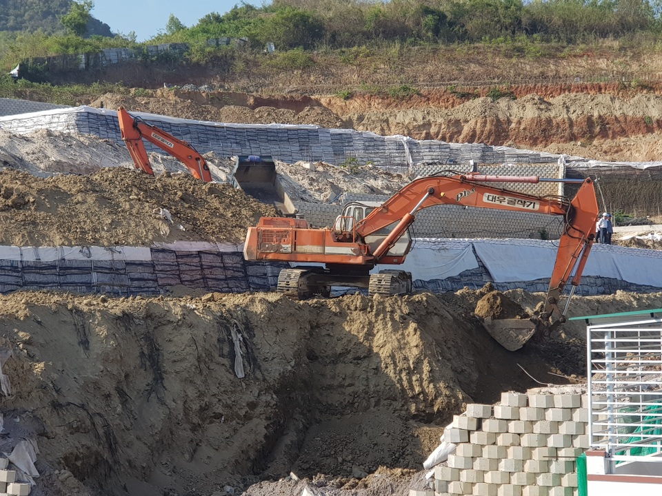 Khánh Hòa: Giám sát việc tháo dỡ bức tường chắn “khủng” sai phép đe dọa nhà dân - 4 Khánh Hòa: Giám sát việc tháo dỡ bức tường chắn “khủng” sai phép đe dọa nhà dân - 4