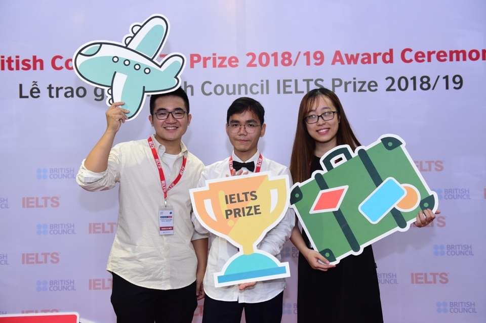 Ba thí sinh Việt Nam xuất sắc nhận Học bổng IELTS Prize - 1