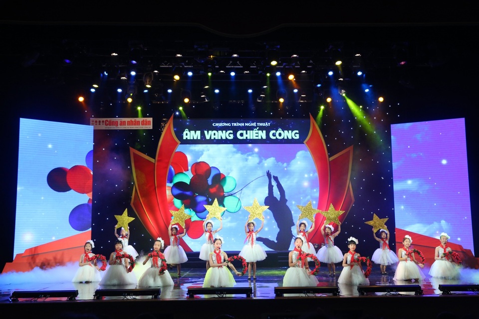 Chương trình nghệ thuật Âm vang chiến công 2019 - 1 Chương trình nghệ thuật Âm vang chiến công 2019 - 1