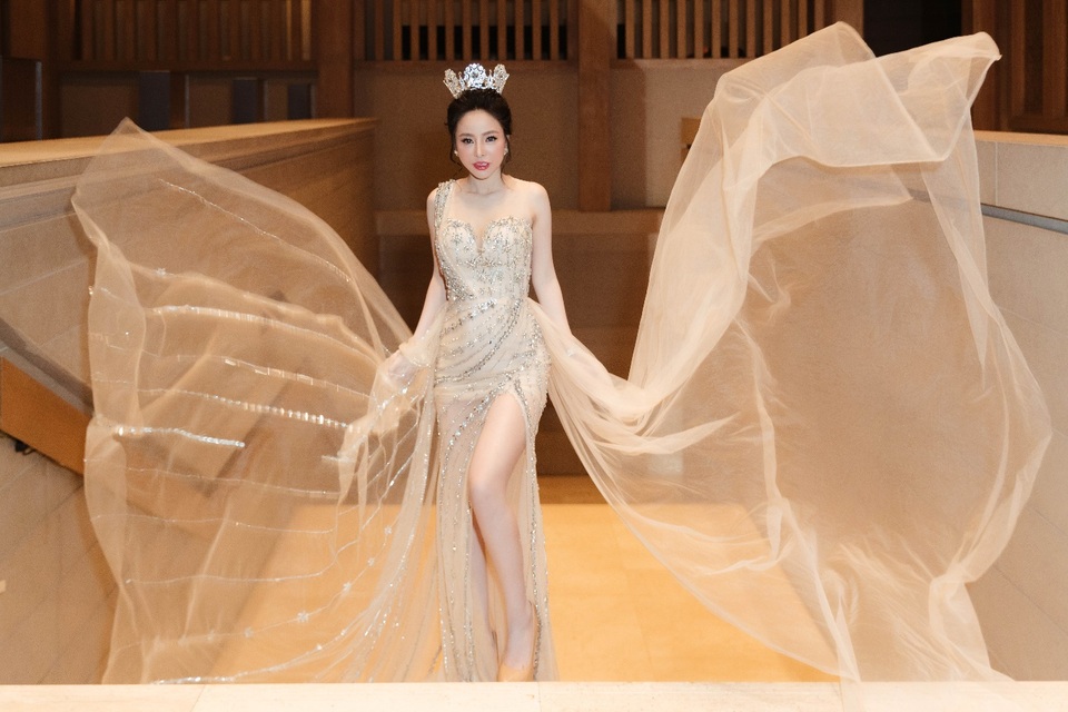 Hoa hậu Hạ My diện đầm xuyên thấu ngồi giám khảo Hoa hậu người Việt thế giới. - 1 Hoa hậu Hạ My diện đầm xuyên thấu ngồi giám khảo Hoa hậu người Việt thế giới. - 1