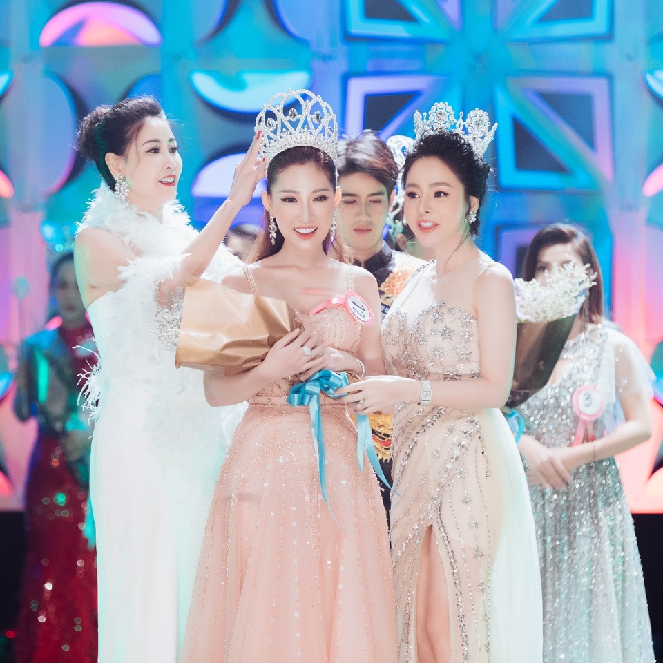 Hoa hậu Hạ My diện đầm xuyên thấu ngồi giám khảo Hoa hậu người Việt thế giới. - 3 Hoa hậu Hạ My diện đầm xuyên thấu ngồi giám khảo Hoa hậu người Việt thế giới. - 3