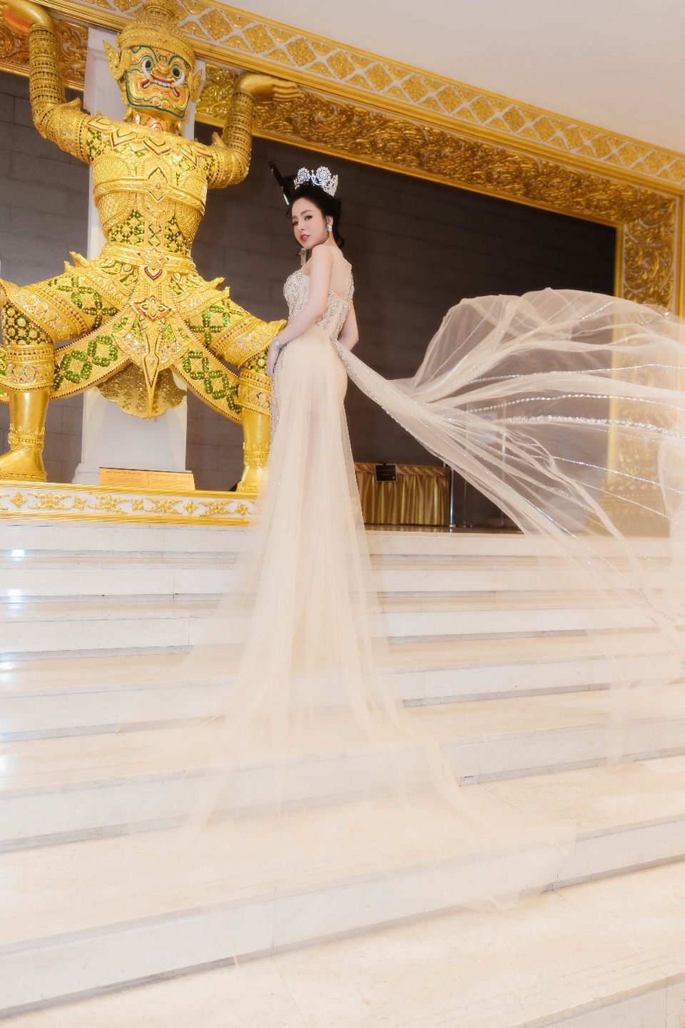 Hoa hậu Hạ My diện đầm xuyên thấu ngồi giám khảo Hoa hậu người Việt thế giới. - 4 Hoa hậu Hạ My diện đầm xuyên thấu ngồi giám khảo Hoa hậu người Việt thế giới. - 4