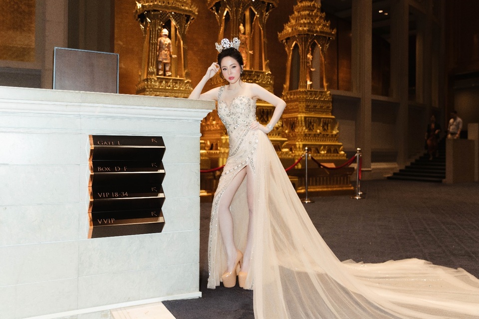 Hoa hậu Hạ My diện đầm xuyên thấu ngồi giám khảo Hoa hậu người Việt thế giới. - 5 Hoa hậu Hạ My diện đầm xuyên thấu ngồi giám khảo Hoa hậu người Việt thế giới. - 5