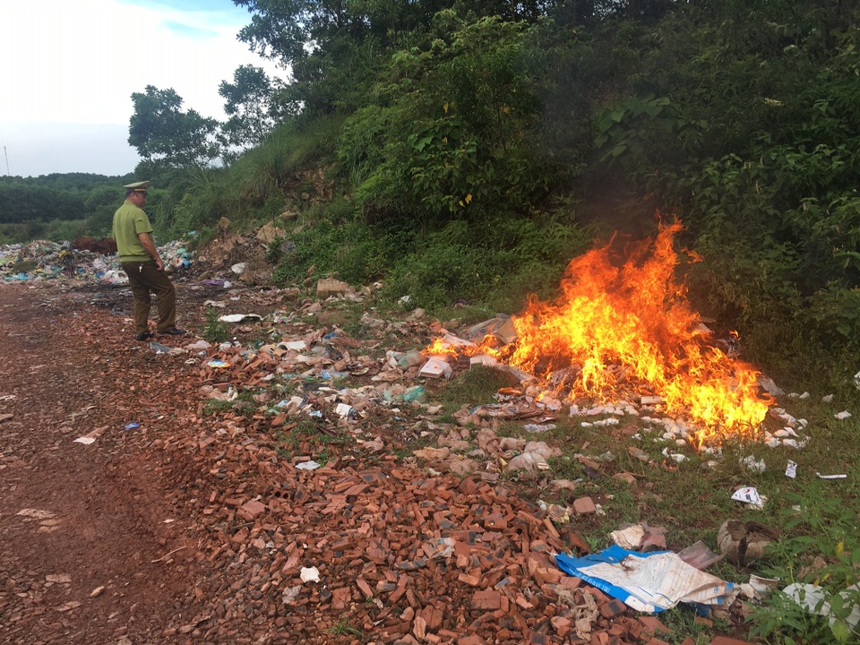Chưa đến rằm tháng Tám mà bánh trung thu, bánh kẹo lậu đã tràn lan - 2 Chưa đến rằm tháng Tám mà bánh trung thu, bánh kẹo lậu đã tràn lan - 2