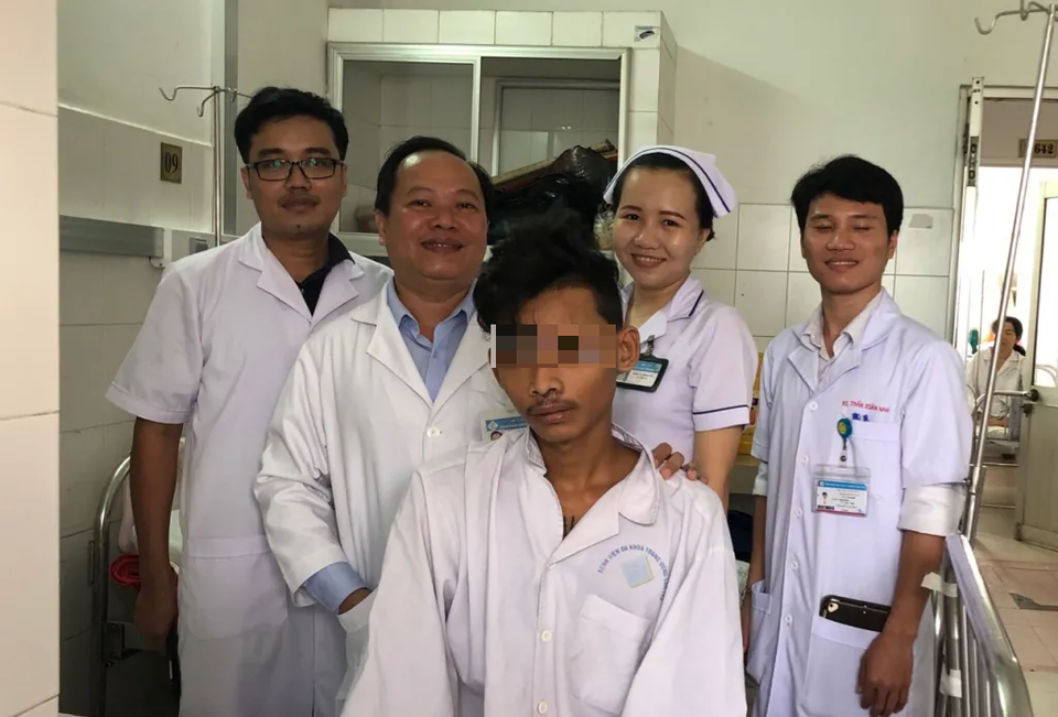Bệnh nhân bị vỡ tá tràng phức tạp được cứu sống một cách ngoạn mục - 1 Bệnh nhân bị vỡ tá tràng phức tạp được cứu sống một cách ngoạn mục - 1