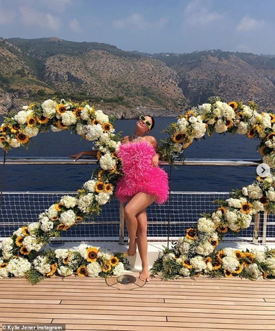 Kylie Jenner cùng con gái thư giãn trên du thuyền sang trọng - 7 Kylie Jenner cùng con gái thư giãn trên du thuyền sang trọng - 7