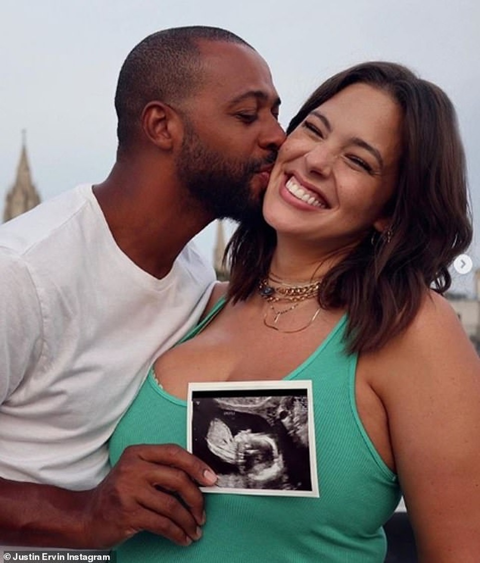 Ashley Graham báo tin bầu bí - 2 Ashley Graham báo tin bầu bí - 2