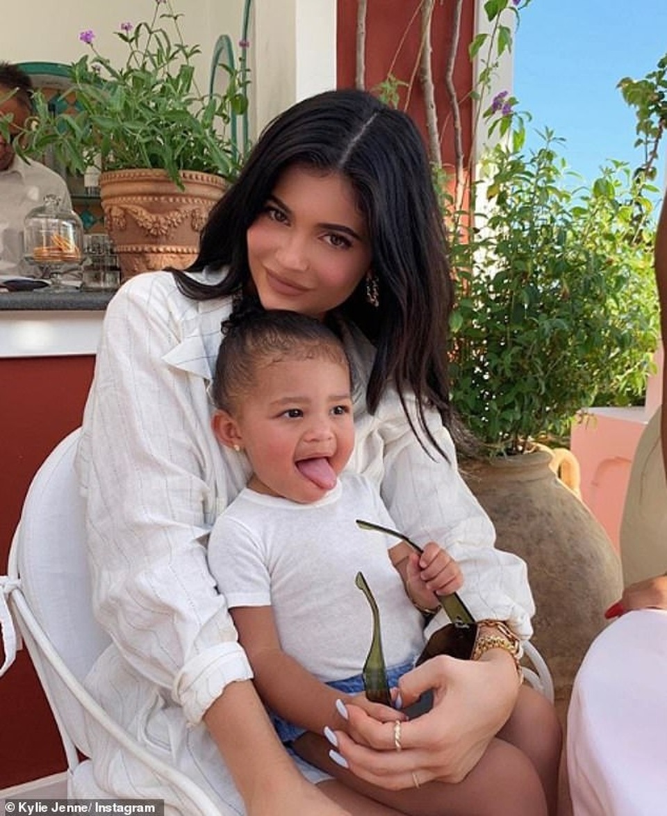 Kylie Jenner cùng con gái thư giãn trên du thuyền sang trọng - 8 Kylie Jenner cùng con gái thư giãn trên du thuyền sang trọng - 8