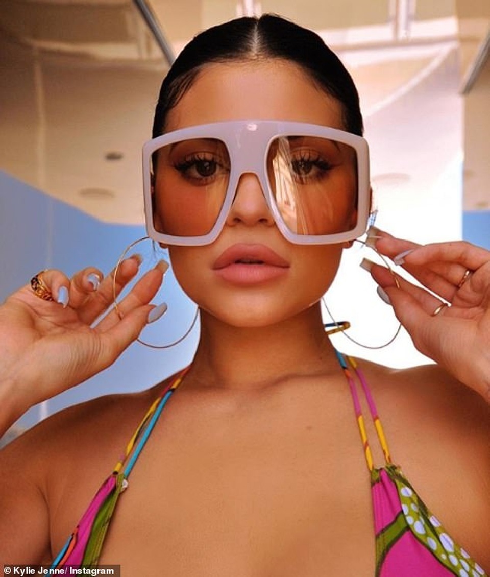 Kylie Jenner cùng con gái thư giãn trên du thuyền sang trọng - 9 Kylie Jenner cùng con gái thư giãn trên du thuyền sang trọng - 9