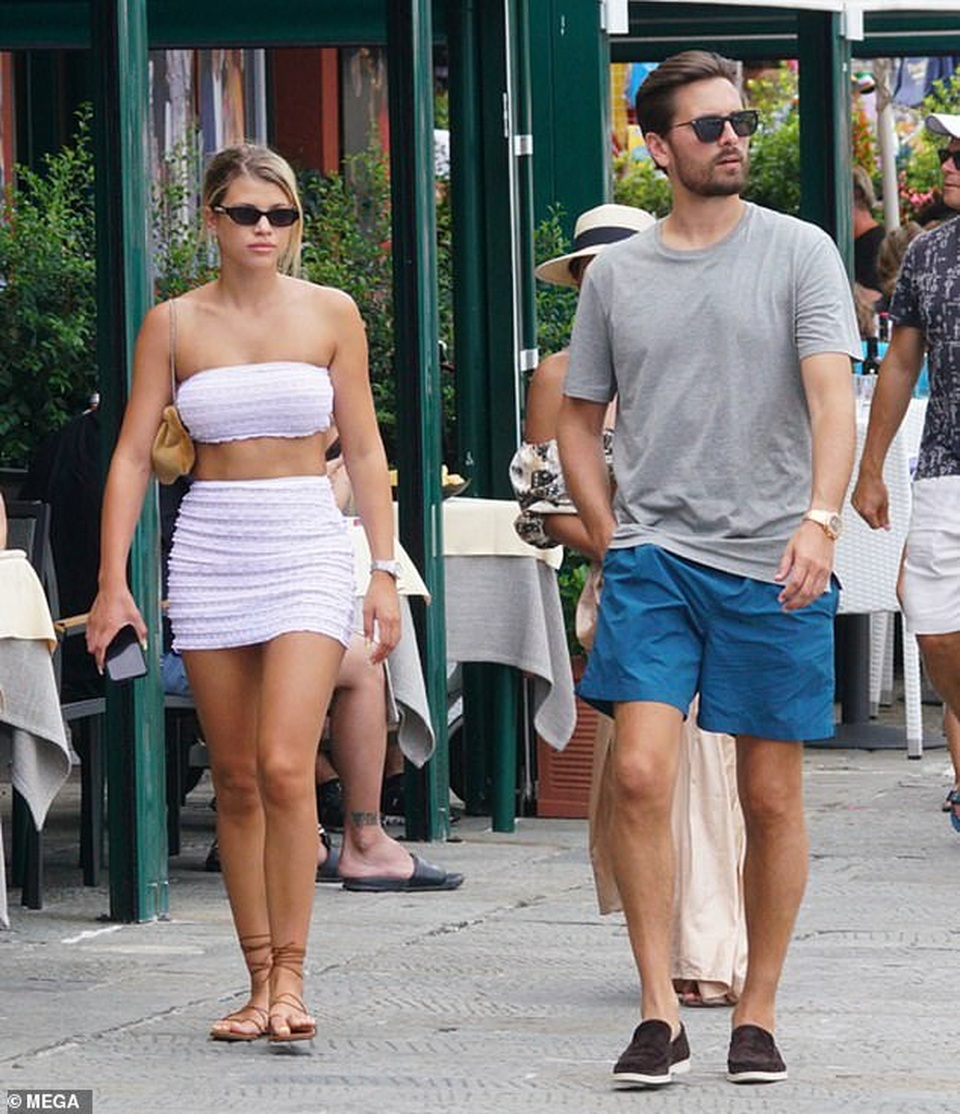 Sofia Richie mặc gợi cảm sánh đôi bạn trai hơn 16 tuổi - 1 Sofia Richie mặc gợi cảm sánh đôi bạn trai hơn 16 tuổi - 1