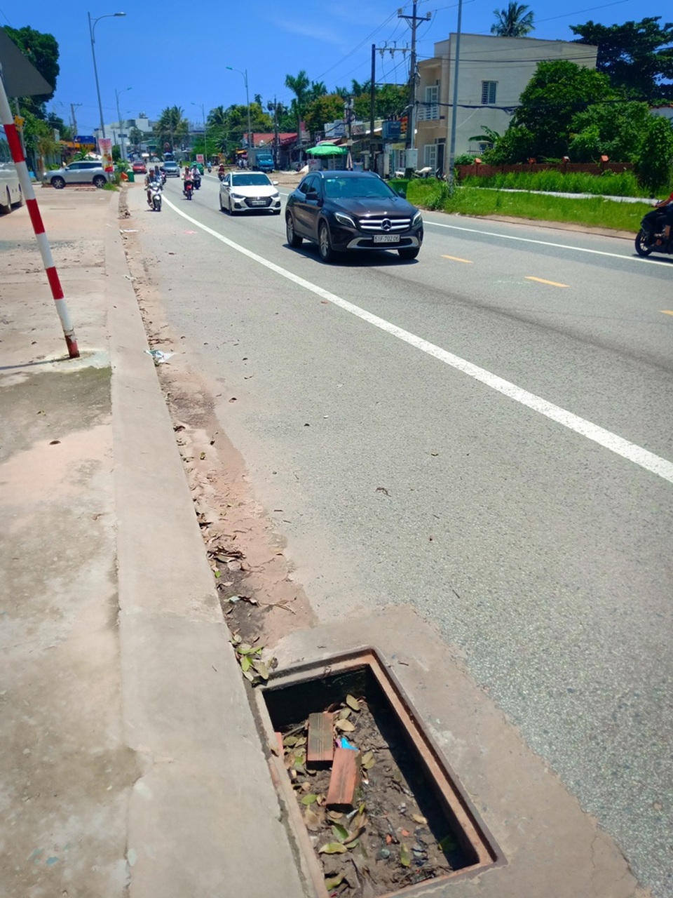 Hàng loạt cống trên tuyến đường đẹp nhất nhì Phú Quốc há miệng bẫy người! - 14 Hàng loạt cống trên tuyến đường đẹp nhất nhì Phú Quốc há miệng bẫy người! - 14