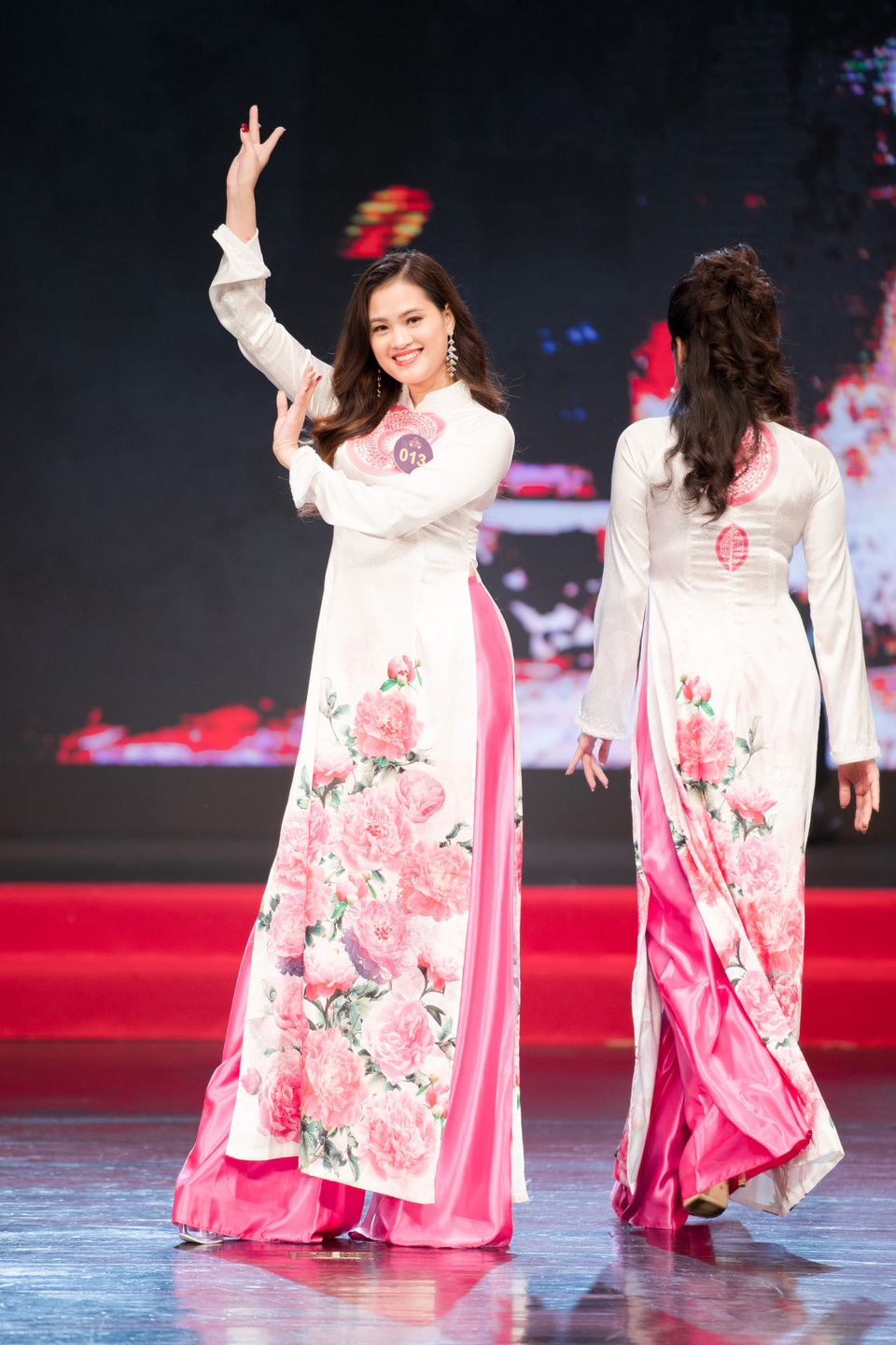 MC Hàn Quốc hào hứng thử áo dài của NTK Nam Phương - 9