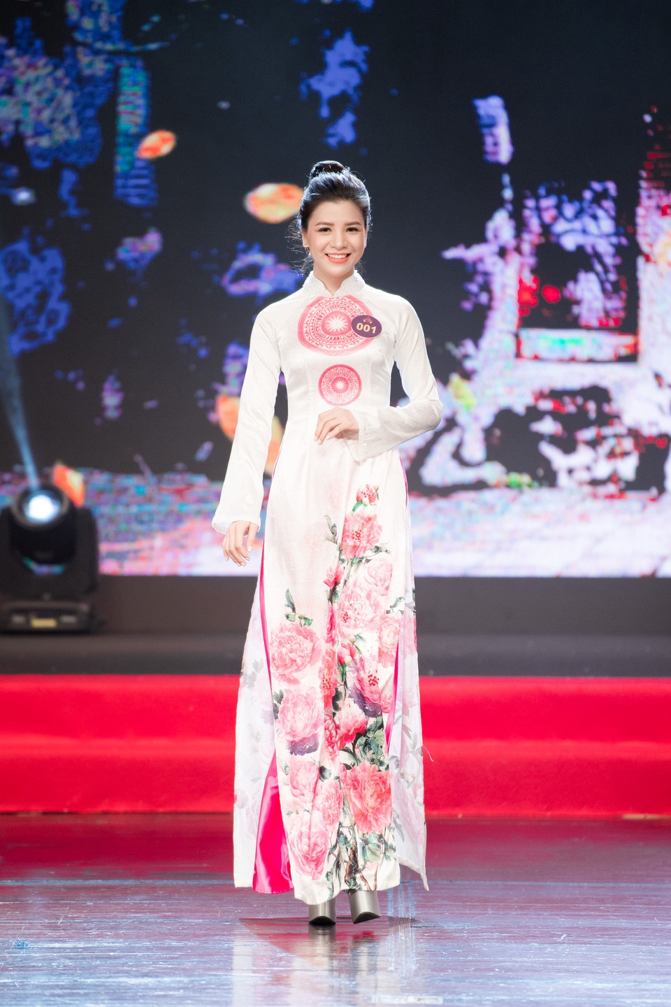 MC Hàn Quốc hào hứng thử áo dài của NTK Nam Phương - 10