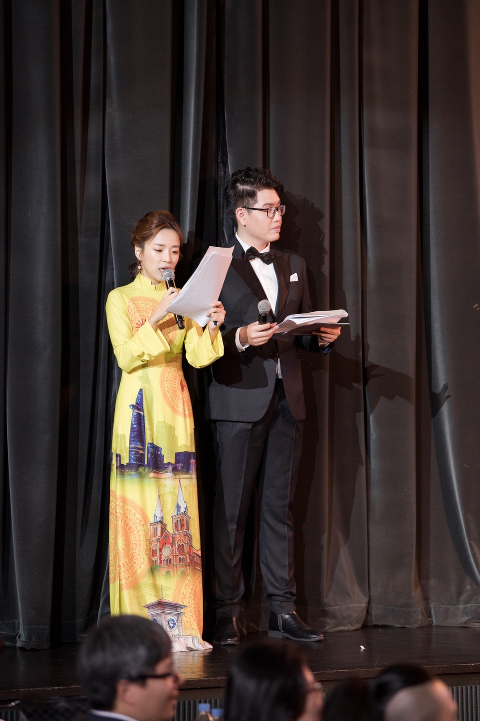 MC Hàn Quốc hào hứng thử áo dài của NTK Nam Phương - 2