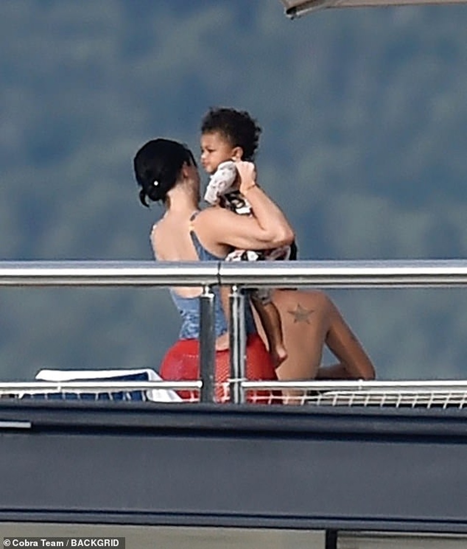 Kylie Jenner cùng con gái thư giãn trên du thuyền sang trọng - 1 Kylie Jenner cùng con gái thư giãn trên du thuyền sang trọng - 1