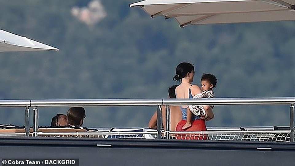 Kylie Jenner cùng con gái thư giãn trên du thuyền sang trọng - 3 Kylie Jenner cùng con gái thư giãn trên du thuyền sang trọng - 3