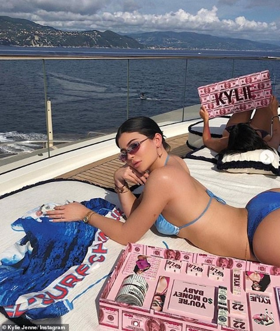 Kylie Jenner cùng con gái thư giãn trên du thuyền sang trọng - 5 Kylie Jenner cùng con gái thư giãn trên du thuyền sang trọng - 5