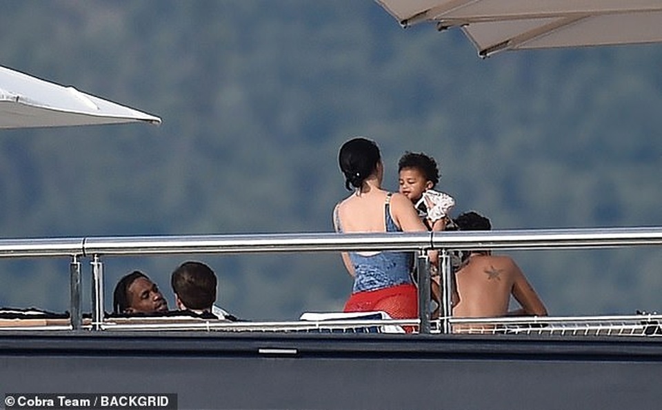 Kylie Jenner cùng con gái thư giãn trên du thuyền sang trọng - 2 Kylie Jenner cùng con gái thư giãn trên du thuyền sang trọng - 2