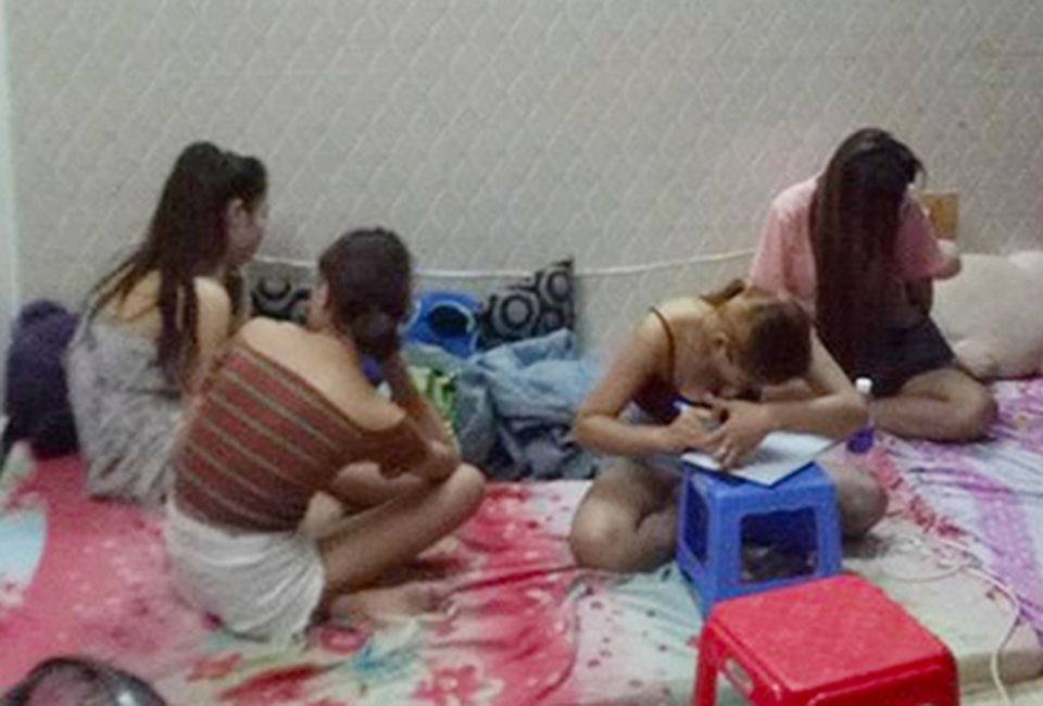 Sự thật phía sau những ánh đèn mờ - 2 Sự thật phía sau những ánh đèn mờ - 2