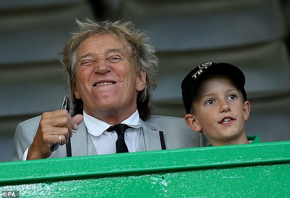 74 tuổi, Rod Stewart hạnh phúc đưa con trai 7 tuổi đi xem bóng đá - 3 74 tuổi, Rod Stewart hạnh phúc đưa con trai 7 tuổi đi xem bóng đá - 3