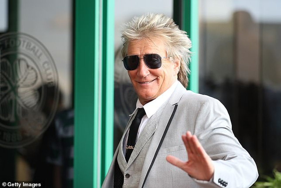 74 tuổi, Rod Stewart hạnh phúc đưa con trai 7 tuổi đi xem bóng đá - 4 74 tuổi, Rod Stewart hạnh phúc đưa con trai 7 tuổi đi xem bóng đá - 4