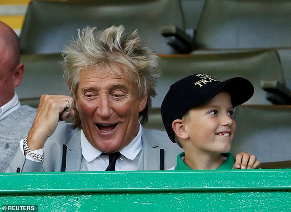 74 tuổi, Rod Stewart hạnh phúc đưa con trai 7 tuổi đi xem bóng đá - 2 74 tuổi, Rod Stewart hạnh phúc đưa con trai 7 tuổi đi xem bóng đá - 2