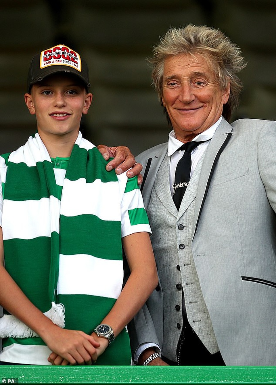 74 tuổi, Rod Stewart hạnh phúc đưa con trai 7 tuổi đi xem bóng đá - 5 74 tuổi, Rod Stewart hạnh phúc đưa con trai 7 tuổi đi xem bóng đá - 5