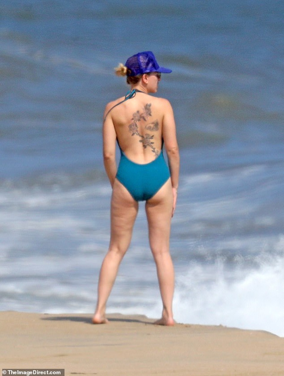 Scarlett Johansson gợi cảm sánh đôi bạn trai trên biển - 1 Scarlett Johansson gợi cảm sánh đôi bạn trai trên biển - 1