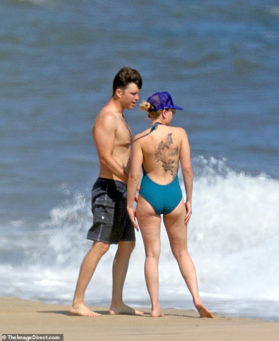 Scarlett Johansson gợi cảm sánh đôi bạn trai trên biển - 3 Scarlett Johansson gợi cảm sánh đôi bạn trai trên biển - 3