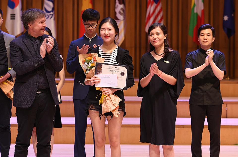 ABBANK trao tặng 6 giải thưởng cho các thí sinh của “Cuộc thi âm nhạc quốc tế cho violin và hòa tấu thính phòng Việt Nam” - 1 ABBANK trao tặng 6 giải thưởng cho các thí sinh của “Cuộc thi âm nhạc quốc tế cho violin và hòa tấu thính phòng Việt Nam” - 1