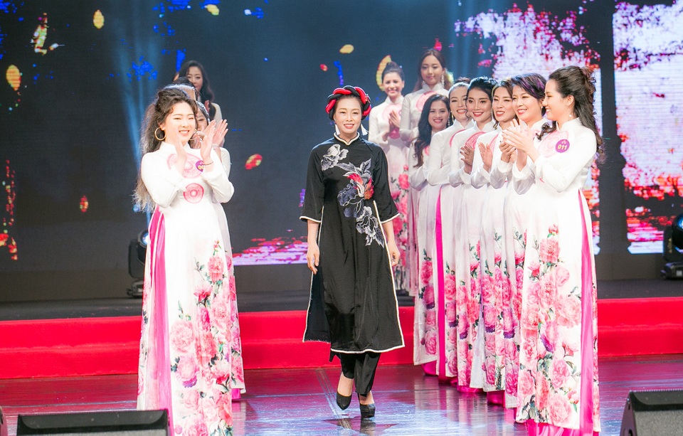 MC Hàn Quốc hào hứng thử áo dài của NTK Nam Phương - 1