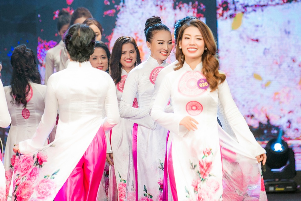 MC Hàn Quốc hào hứng thử áo dài của NTK Nam Phương - 7