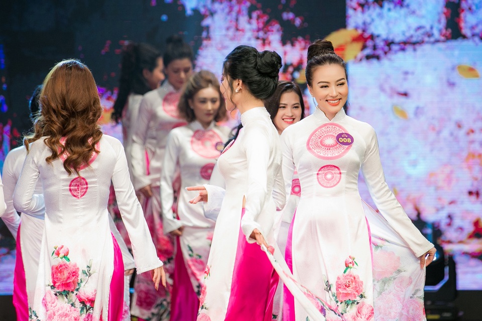 MC Hàn Quốc hào hứng thử áo dài của NTK Nam Phương - 8