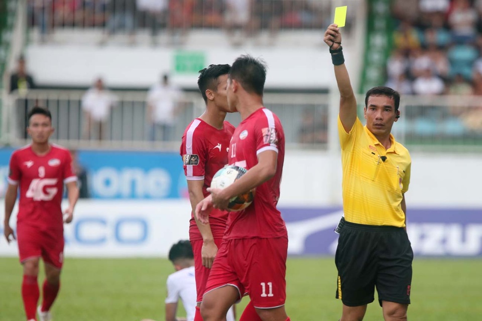 Vấn nạn trọng tài ở V-League và nỗi đau của các đội bóng - 1 Vấn nạn trọng tài ở V-League và nỗi đau của các đội bóng - 1