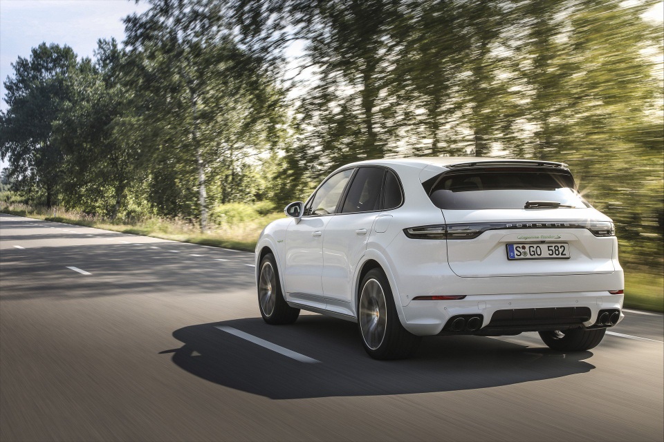 Cayenne Turbo S E-Hybrid - Mẫu SUV đắt nhất, mạnh nhất mang thương hiệu Porsche - 3 Cayenne Turbo S E-Hybrid - Mẫu SUV đắt nhất, mạnh nhất mang thương hiệu Porsche - 3