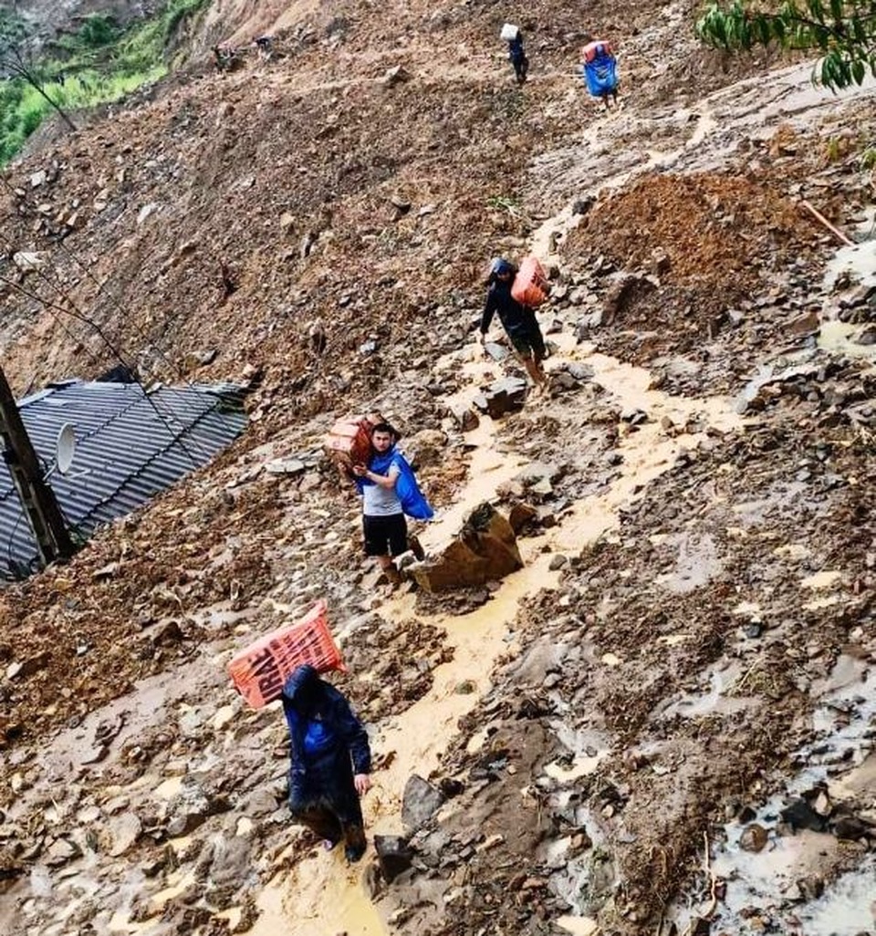 Đại úy công an nén nỗi đau mất người thân, giúp dân trong mưa lũ - 1 Đại úy công an nén nỗi đau mất người thân, giúp dân trong mưa lũ - 1