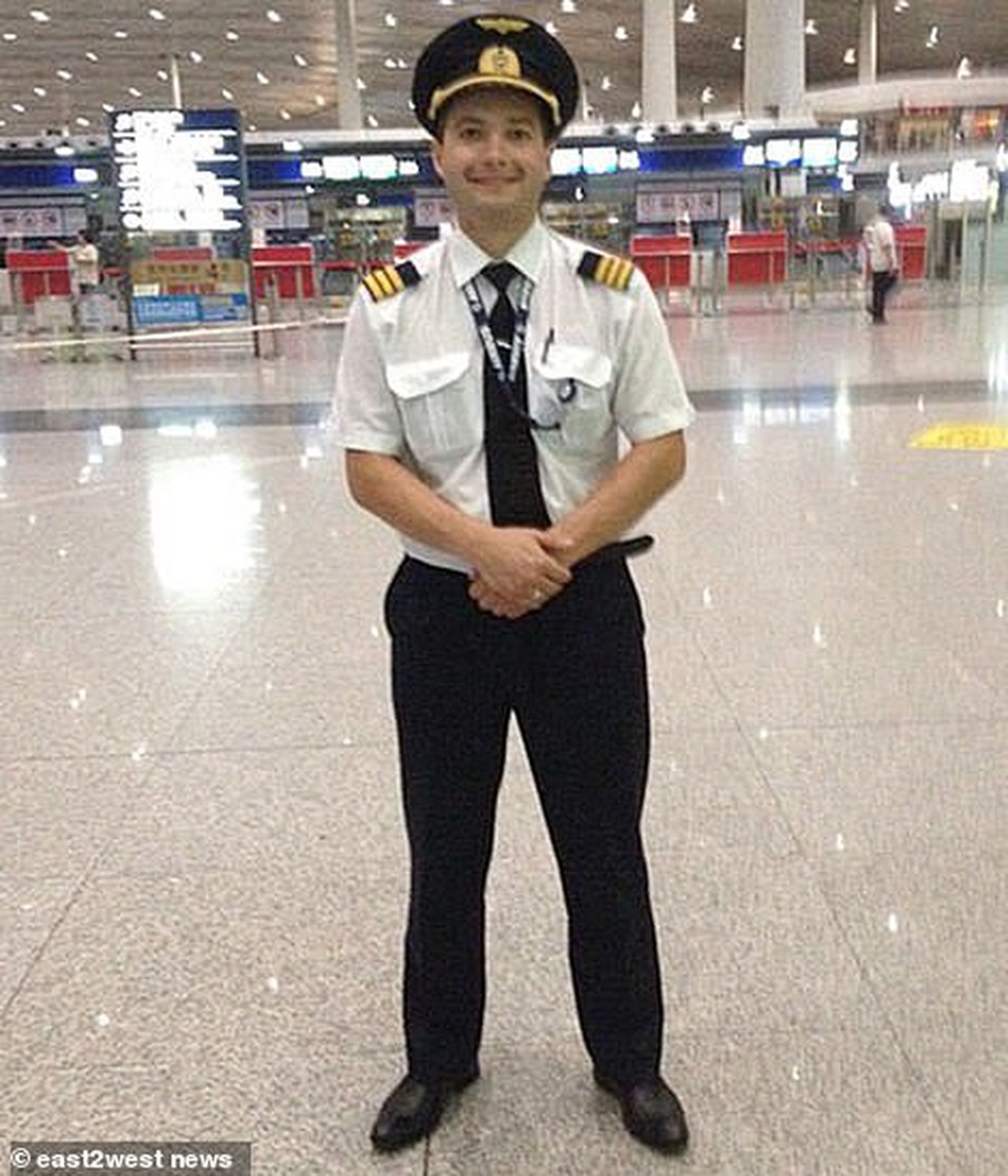 Video chim lao vào động cơ làm máy bay Nga chở 233 người tiếp đất bằng bụng - 3 Video chim lao vào động cơ làm máy bay Nga chở 233 người tiếp đất bằng bụng - 3