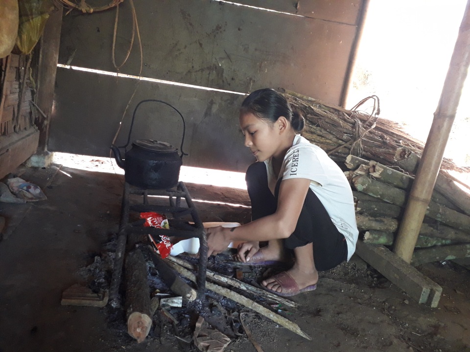 Xót cảnh phận đời 5 đứa trẻ nheo nhóc còn bố mẹ mà... sống như trẻ mồ côi - 4 Xót cảnh phận đời 5 đứa trẻ nheo nhóc còn bố mẹ mà... sống như trẻ mồ côi - 4