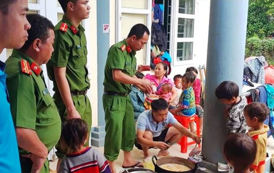 Đại úy công an nén nỗi đau mất người thân, giúp dân trong mưa lũ - 4 Đại úy công an nén nỗi đau mất người thân, giúp dân trong mưa lũ - 4