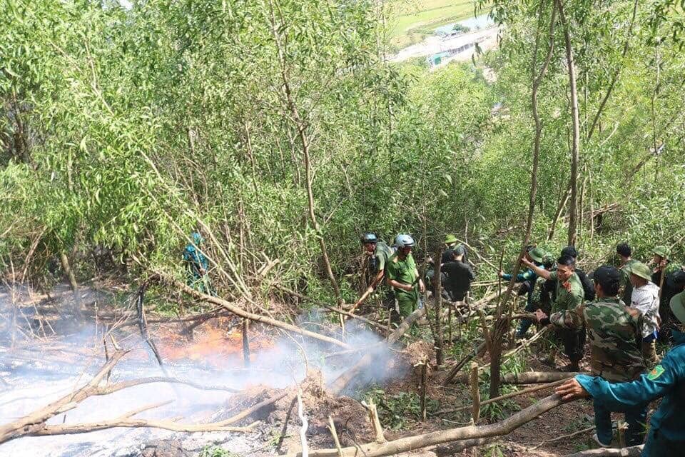 Hơn 6 giờ chiến đấu với giặc lửa trên núi Hang - 2