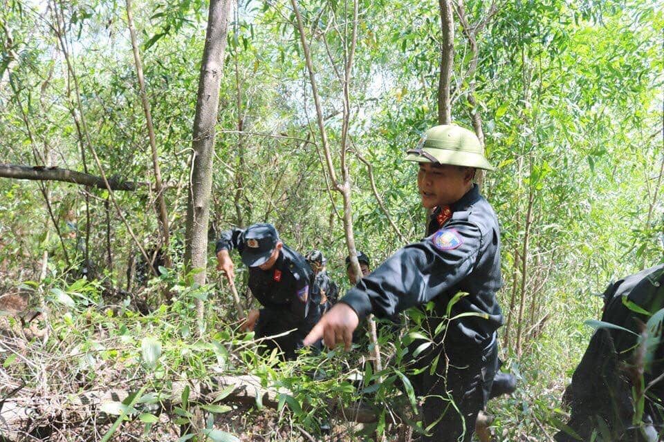 Hơn 6 giờ chiến đấu với giặc lửa trên núi Hang - 6