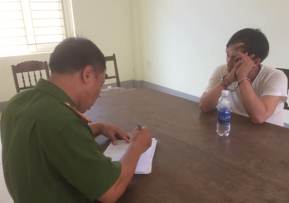 Tài xế vi phạm luật giao thông còn chống đối, lao xe vào CSGT - 1 Tài xế vi phạm luật giao thông còn chống đối, lao xe vào CSGT - 1