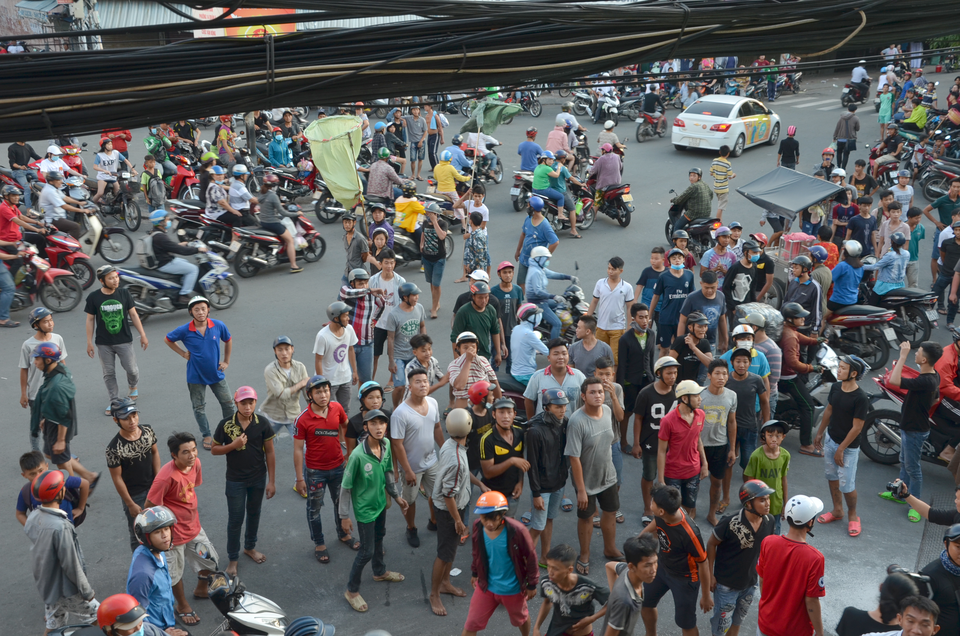 Cả trăm người tranh nhau giật tiền cúng cô hồn - 1