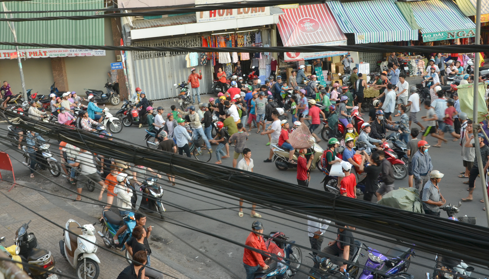 Cả trăm người tranh nhau giật tiền cúng cô hồn - 8