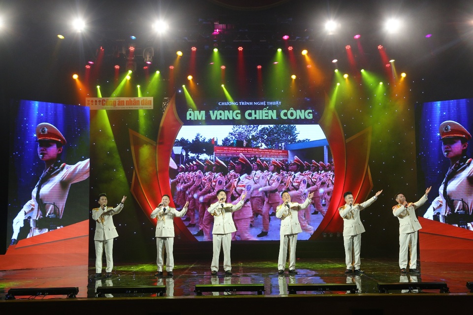 Chương trình nghệ thuật “Âm vang chiến công”: Hình tượng người chiến sỹ Công an trên sân khấu - 1 Chương trình nghệ thuật “Âm vang chiến công”: Hình tượng người chiến sỹ Công an trên sân khấu - 1