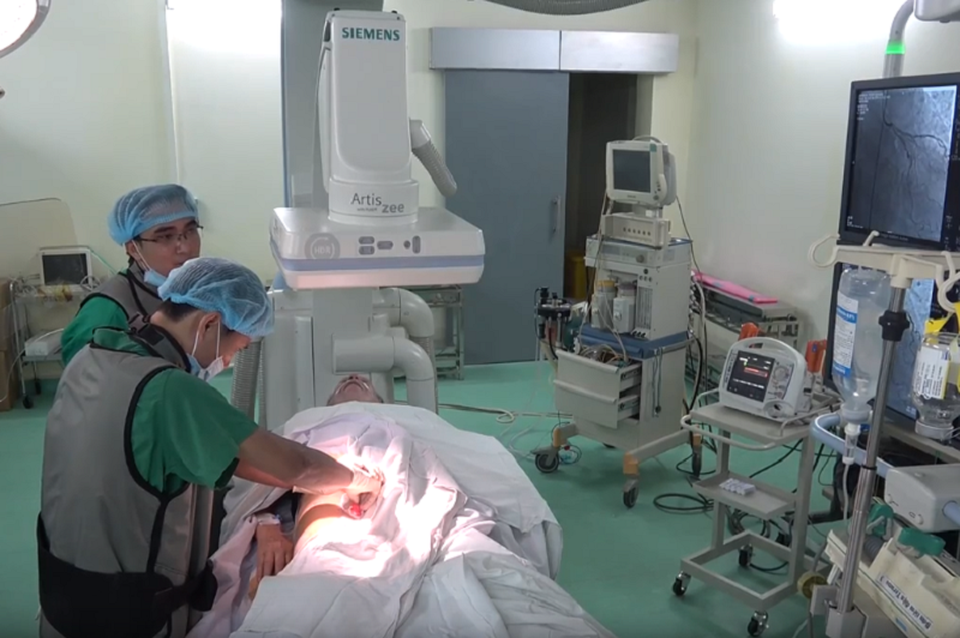 Hành khách người Úc ôm ngực gục xuống sân bay - 2