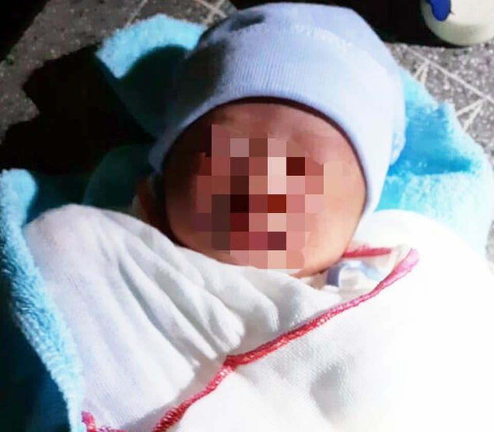 Vụ cháu bé bị bỏ rơi dưới chân cầu: Trưởng ban ấp Giồng nhận bé làm con nuôi - 1 Vụ cháu bé bị bỏ rơi dưới chân cầu: Trưởng ban ấp Giồng nhận bé làm con nuôi - 1