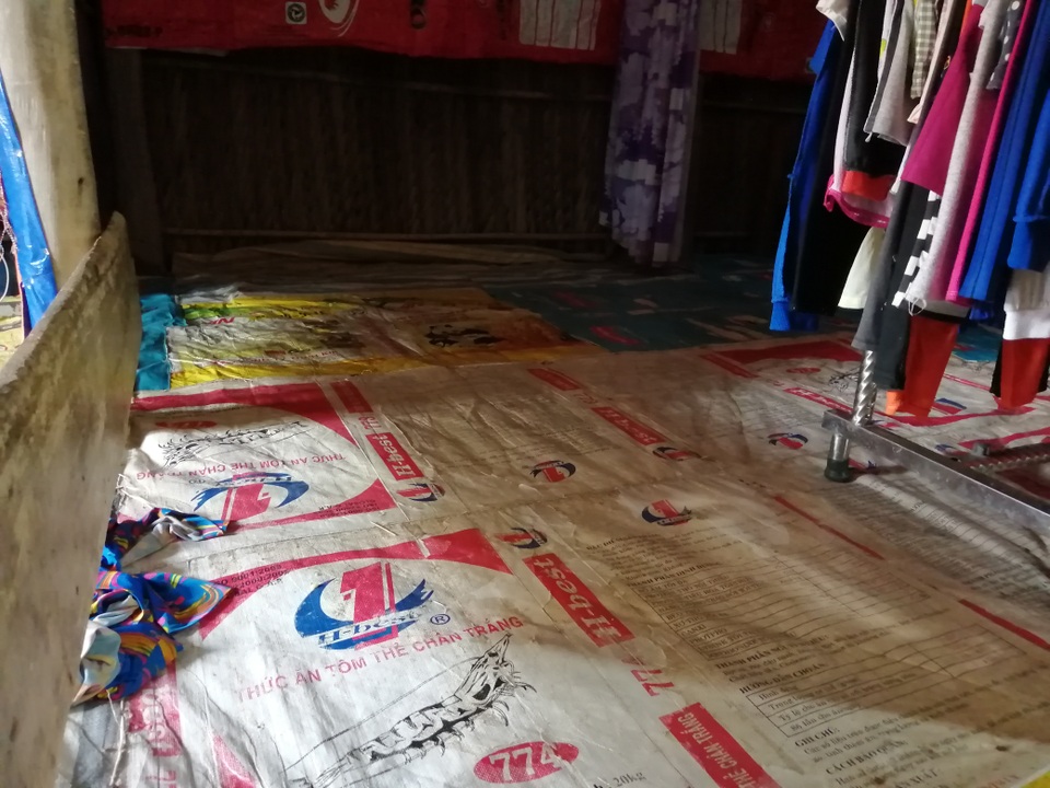 Xót thương cảnh vợ chồng Út Nhớ ôm con thơ trong lều bạt vượt qua cơn bão số 3 - 8 Xót thương cảnh vợ chồng Út Nhớ ôm con thơ trong lều bạt vượt qua cơn bão số 3 - 8