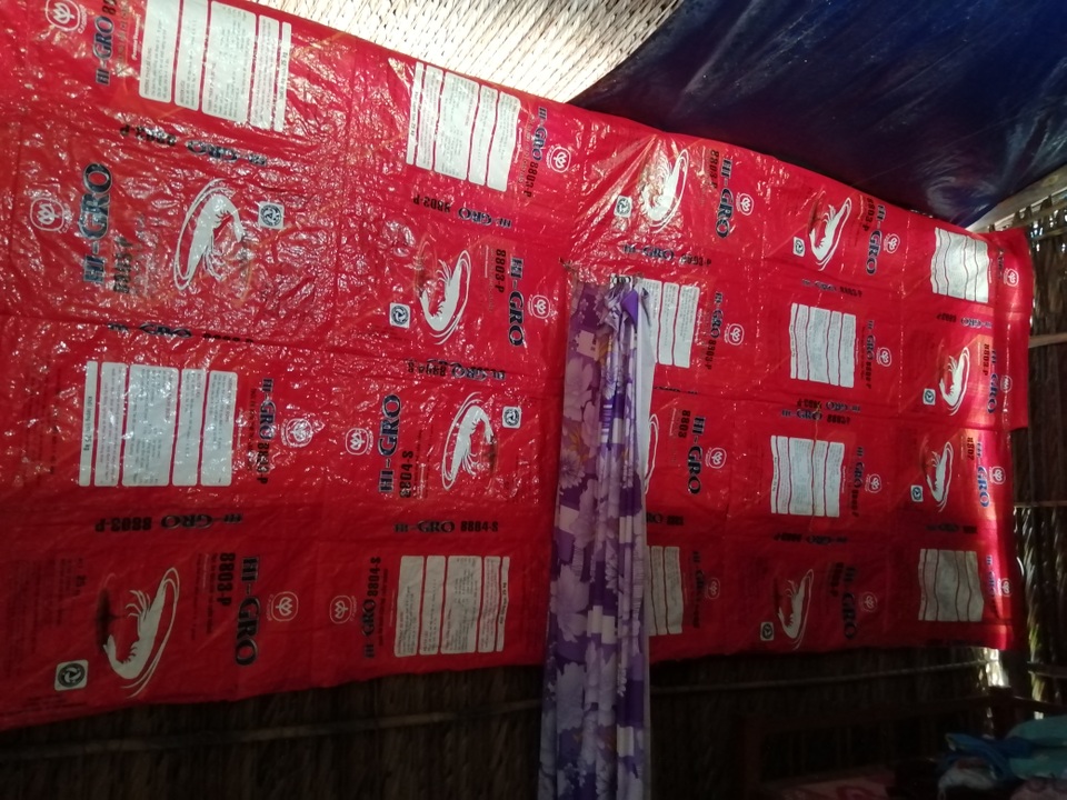 Xót thương cảnh vợ chồng Út Nhớ ôm con thơ trong lều bạt vượt qua cơn bão số 3 - 11 Xót thương cảnh vợ chồng Út Nhớ ôm con thơ trong lều bạt vượt qua cơn bão số 3 - 11